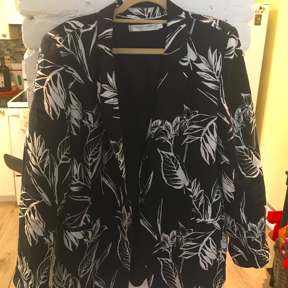 Linen 100% WHITE palms on navy ground. Perfect size 10 women’s’ fit.not measure.